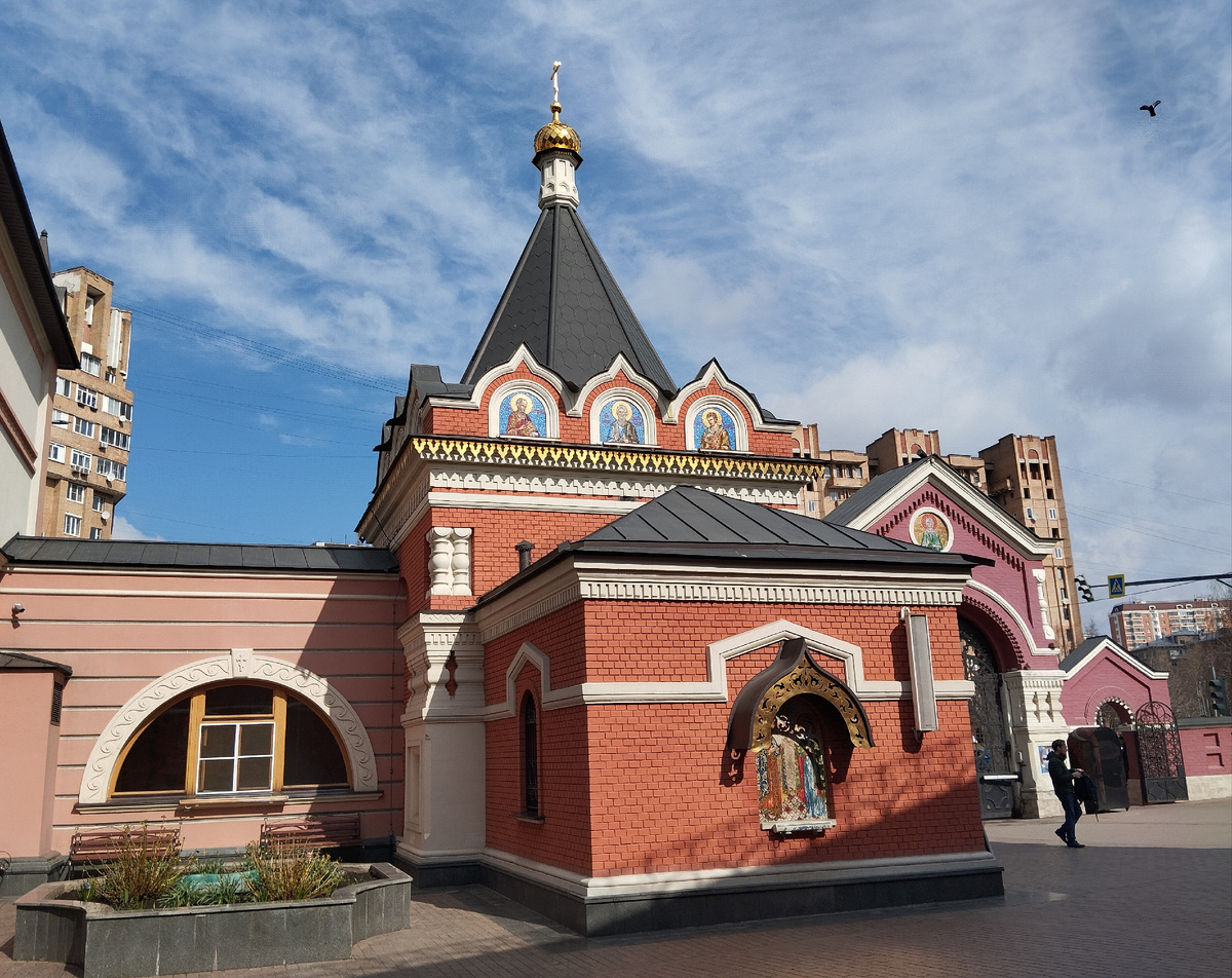 Храм святых благоверных князей Петра и Февронии.