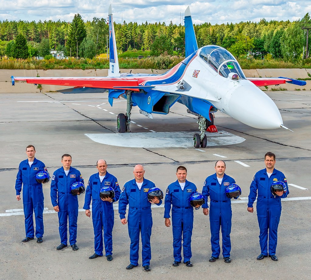 СУ-27 пилотажная группа «Русские витязи»