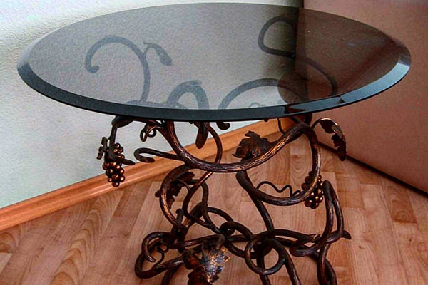 Кованный стол: изысканный стиль и надежность на века