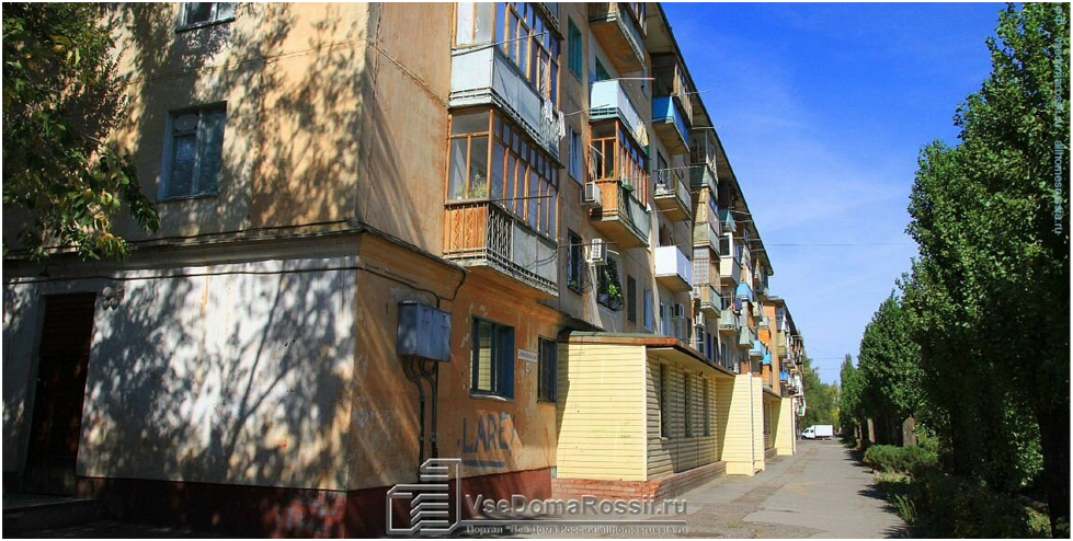 Теперь в этом здании на первом этаже находится управление капитального строительства Администрации города Волжского.