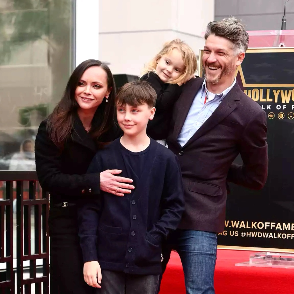 Кристина Риччи с детьми и мужем на «Голливудской Аллее славы», 2025 г