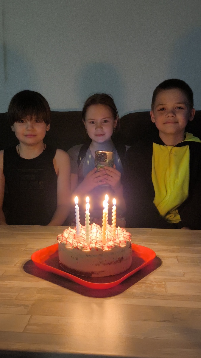 Скромное празднование дома, в пятницу с друзьями ❤️