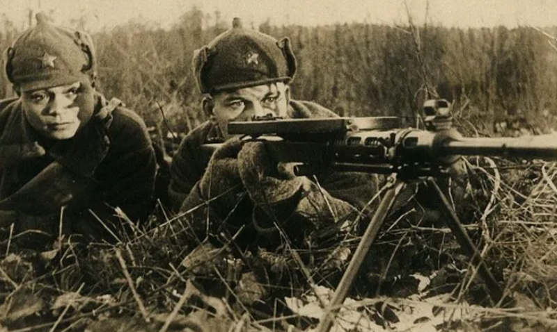 Среди трёх представленных конструкций, Дегтярев оказался самым пригодным для массового производства. Всего было выпущено только в СССР 750000 единиц.  Его реплики производились в КНР, Вьетнаме и КНДР. Фото архив ФСБ