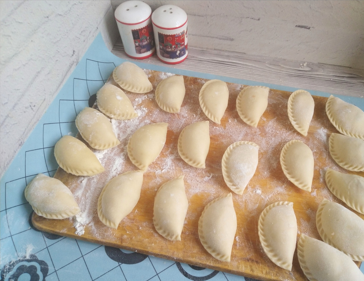 Мои фирменные "шашлычные " пельмени. Заварное тесто давно не готовлю (нашла рецепт лучше - тесто не липнет к рукам, не разваривается)