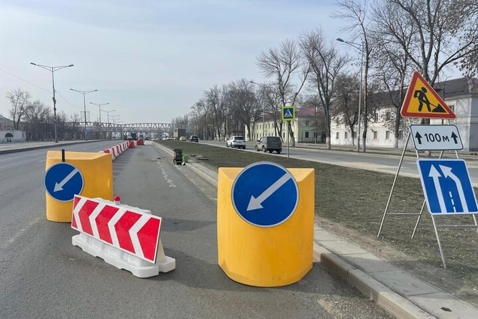    Подрядчик начал менять плиты дождеприемных колодцев, для этого крайнюю правую полосу Московского шоссе закрыли для проезда. Фото: минтранс Самарской области