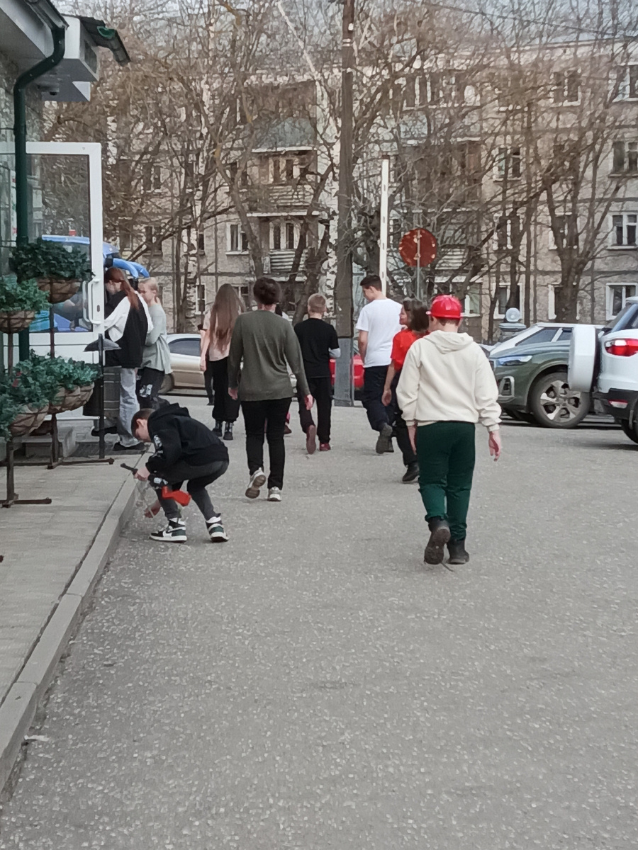 Экскурсия дальше, ребята пошли в магазин от фабрики. 