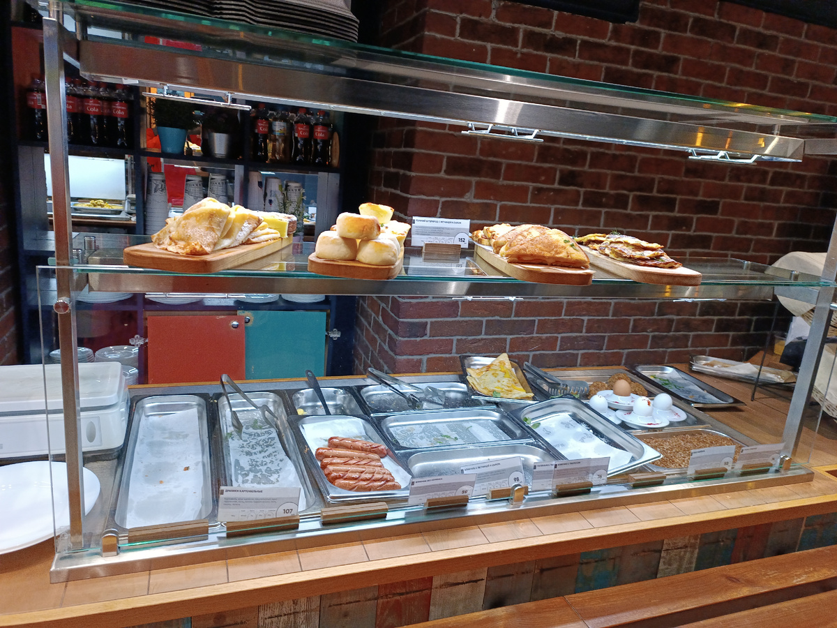 Был в момент персменки с завтрака на обед так что не успели загрузить витрину