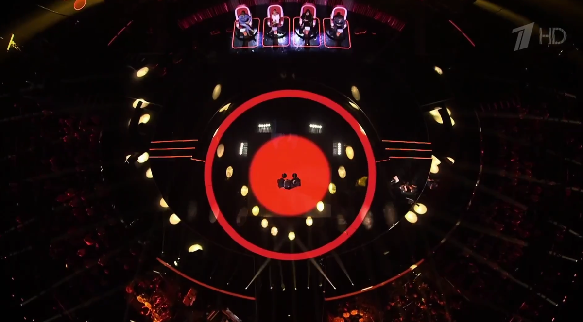 Вид сверзу на сцену во время одного из номеров в поединках.