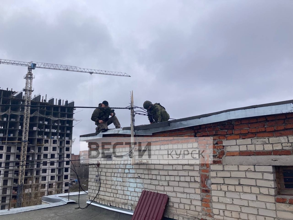    Военные следователи фиксируют последствия атаки БПЛА ВСУ в Курске