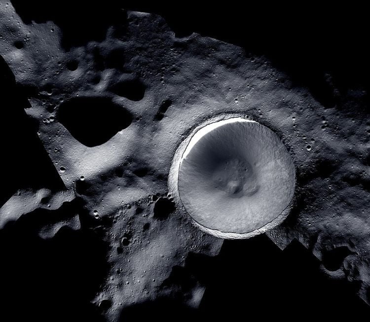     Лунный кратер Шеклтон.    
 Источник: NASA / KARI / ASU