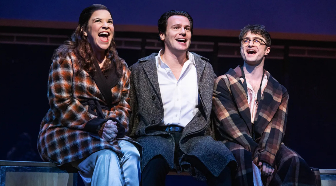 Линдси Мендес, Джонатан Грофф и Дэниел Рэдклифф в фильме "Весело мы катимся" на Бродвее.