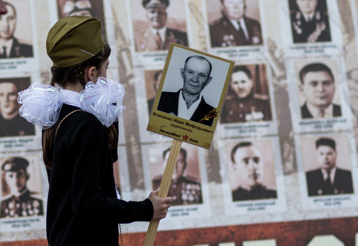 Девочка у стены памяти // Туристический портал Республики Крым, Константин Крестьянинов