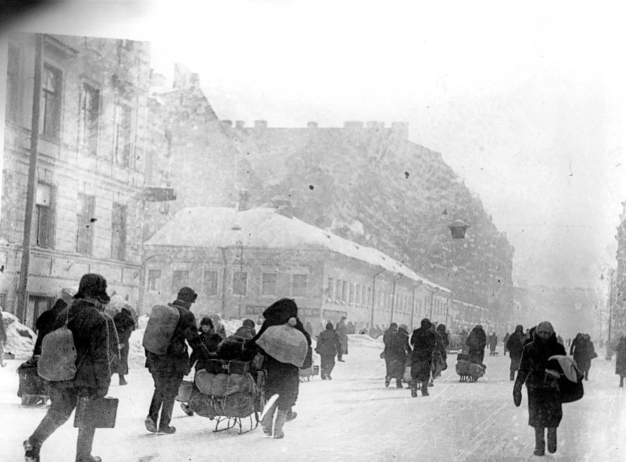 Эвакуируемые везут вещи на вокзал. 18 марта 1942 года. автор - А. Михайлов