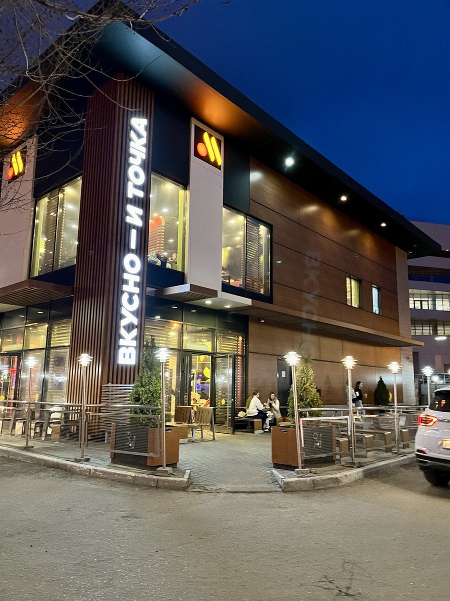 Вчера после последнего заказа зашла в Мак, купила себе бургер за 99 рублей. Заработала на подработке вчера 250. Пошутила, что половину из заработанного я проела.