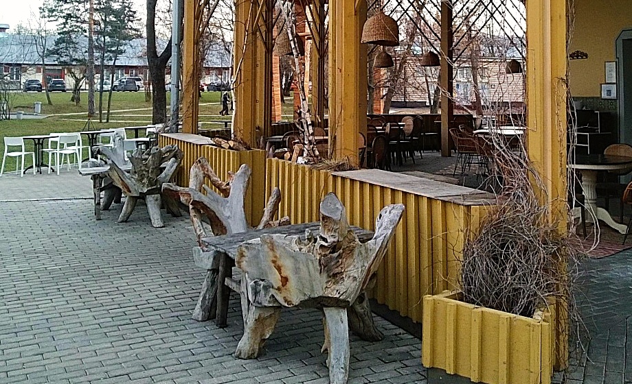 Очень прикольные столики перед входом