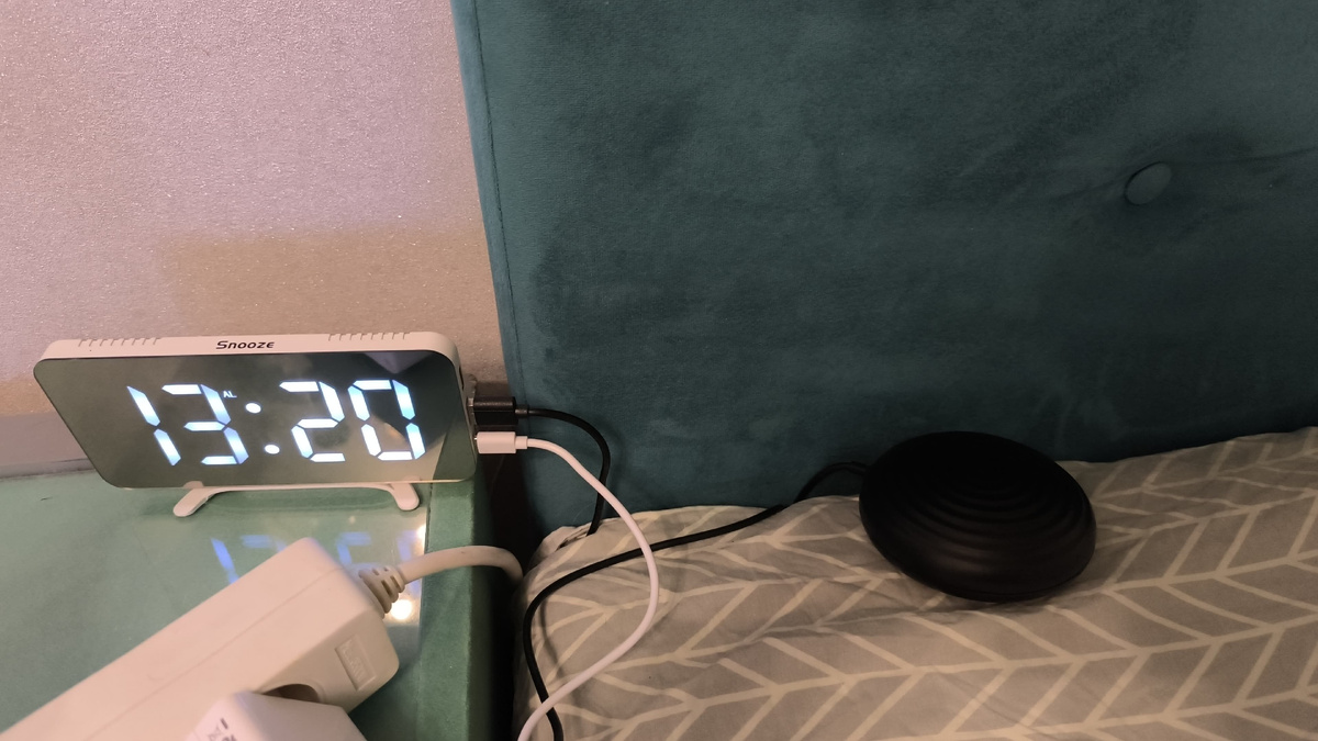 Вот эта черная штука под подушкой жужжит. Рекомендую, хороший агрегат.