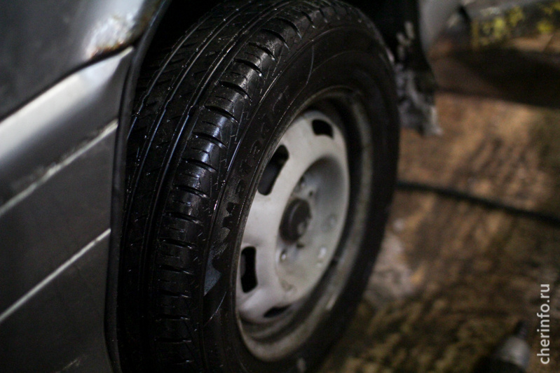    О попытке угона автомобиля ВАЗ-2109 сообщил 20-летний владелец. По его словам, из машины пропали личные вещи и деньги