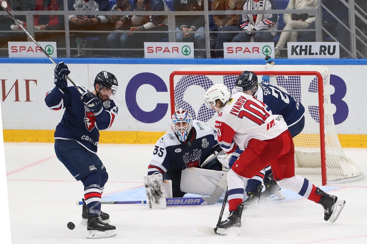    В серии «Торпедо» с «Локомотивом» отличились и Вячеслав Войнов, и Георгий Иванов, который в свои 19 лет участвовал во всех матчах этих же команд на первой стадии плей-офф-2018