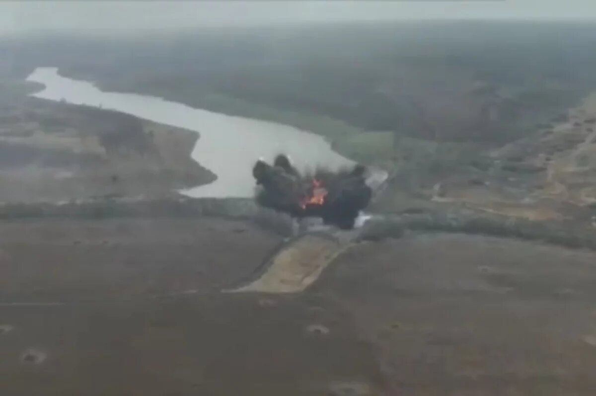    Дрон снял видео удара ФАБ-3000 по позициям ВСУ у границы РФ