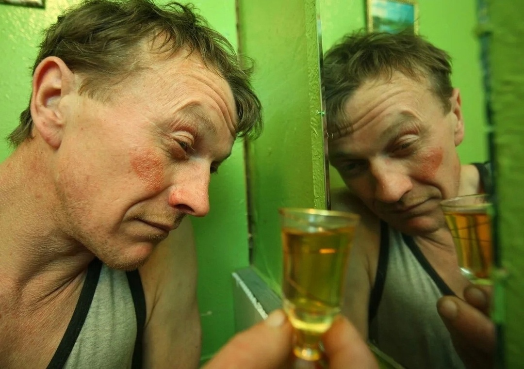 Утром в зеркало смотрело синюшное, одутловатое лицо...