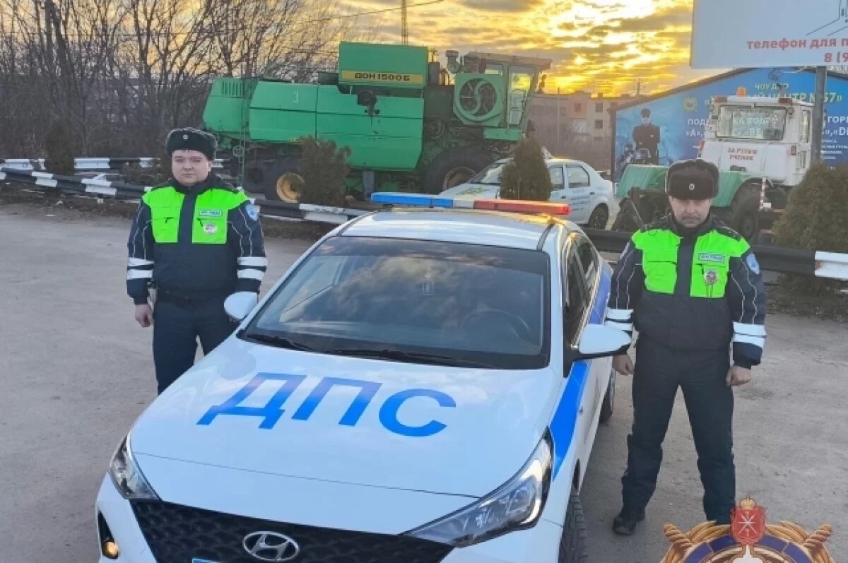    Тульские инспекторы ДПС спасли водителя грузовика, съехавшего с дороги