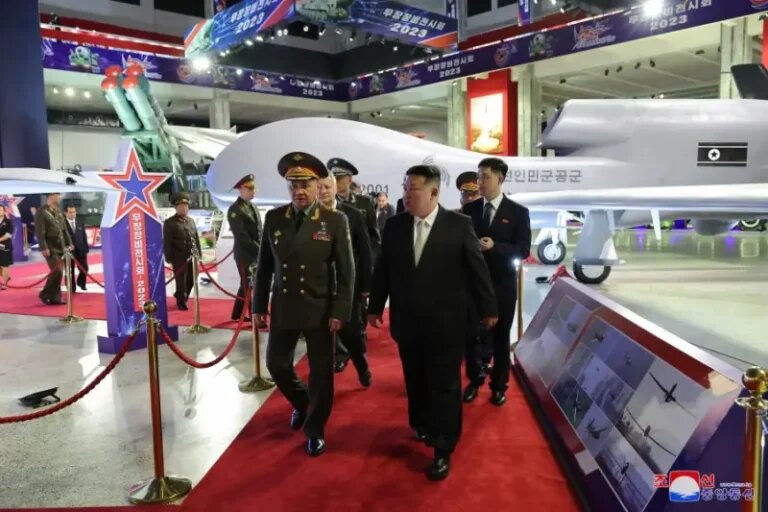 Выставка вооружений в Пхеньяне, июль 2023 г. На заднем плане — БПЛА «Сэтбёль-4»
