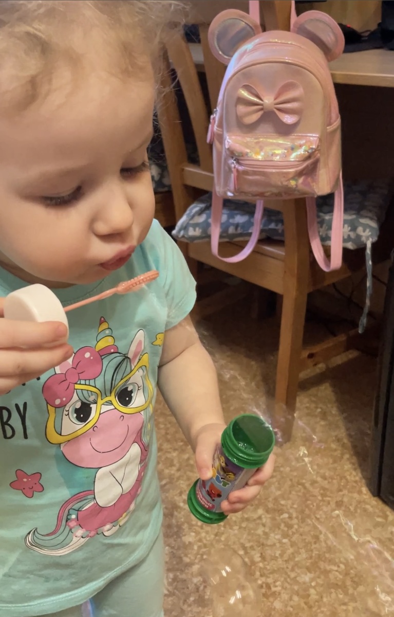 Довольная, что разрешили дома пузыри открыть