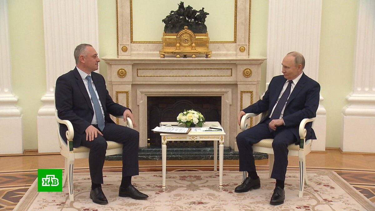    Путин в Кремле поздравил Гунбу с победой на выборах президента Абхазии