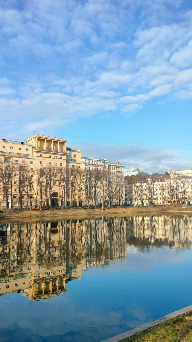 "Гляжусь в тебя, как в зеркало". Начало апреля на Патриаршем пруду. 2025г. Фото автора.