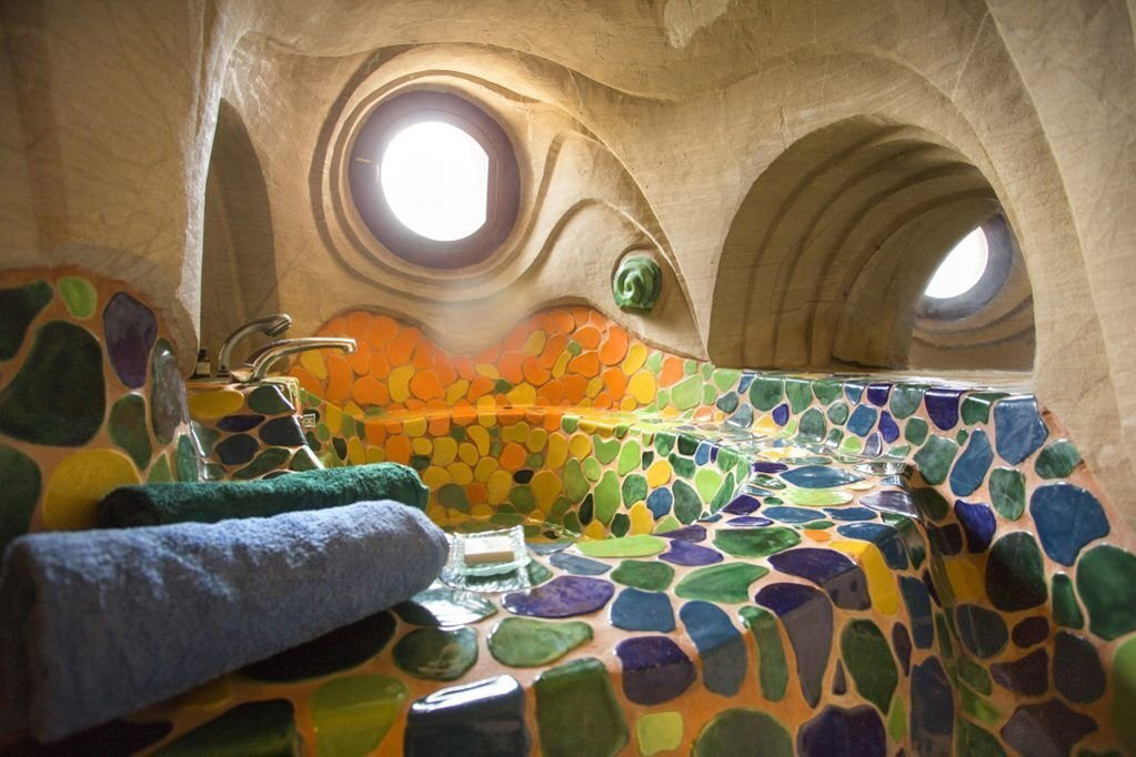 Каменная ванна в пещере
