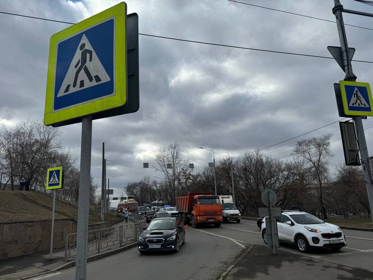     В Красноярске пенсионерка хотела перебежать дорогу и погибла под колесами грузовика