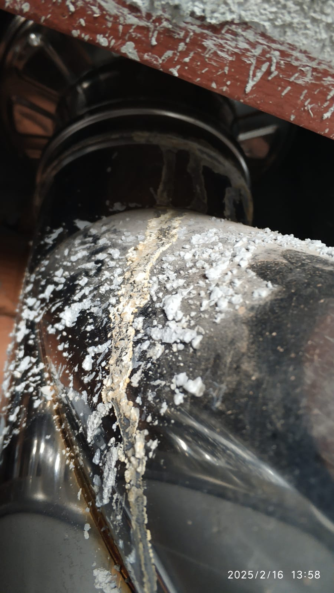 Образования на трубе от постоянной течи конденсата