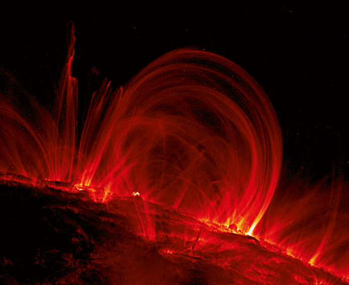 Солнечная плазма, повторяющая форму силовых линий магнитного поля. 