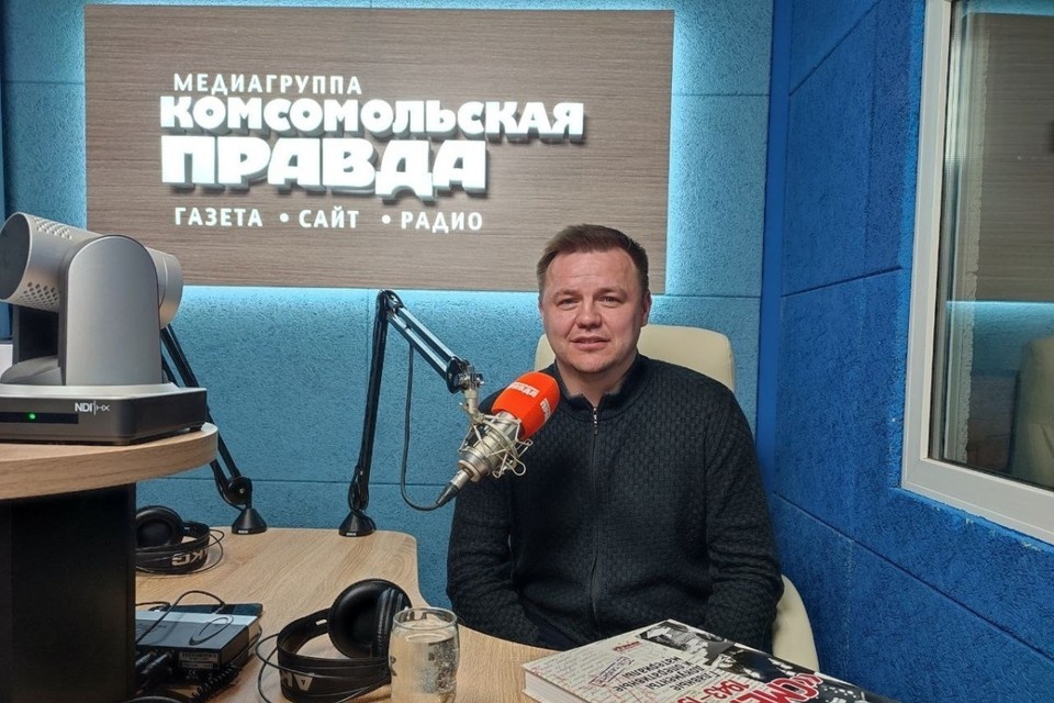    Руслан Пименов в студии радио «Комсомольская правда» в Самаре. Дмитрий КРИВЕНЦОВ