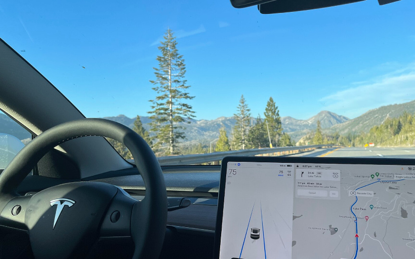  Когда функция автопилота включена, водителю даже необязательно быть в машине. Фото: Википедия