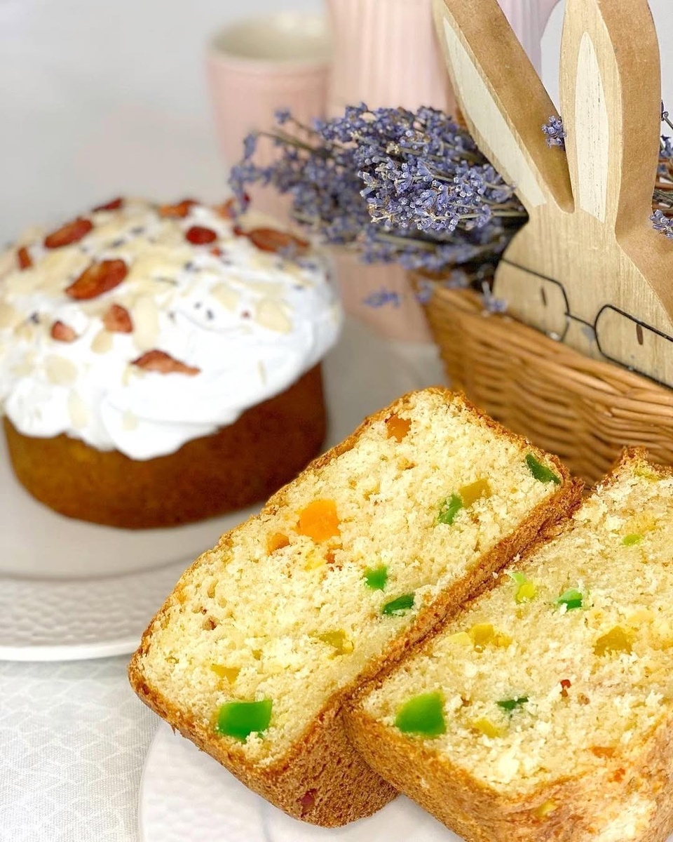 Кулич бездрожжевой с цукатами в разрезе 