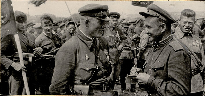 Гвардии старший лейтенант А.С. Дитлов берет интервью у Героя Советского Союза М. Г. Мормулева, командира партизанской бригады Буревестник Минской области во время партизанского парада в Минске. 1944 год