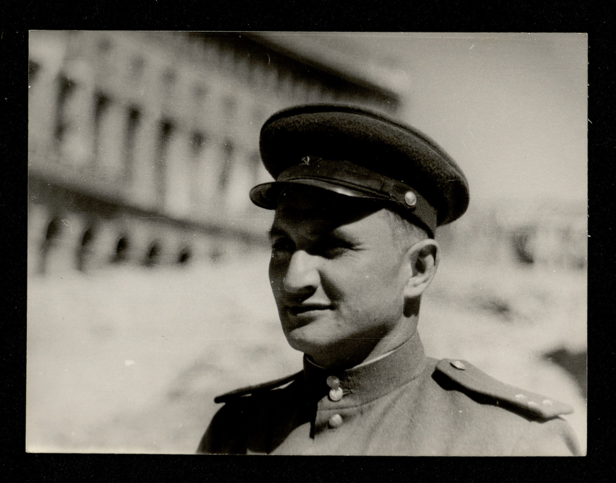 Гвардии старший лейтенант А.С. Дитлов – военный корреспондент Фотохроники ТАСС, на фоне рейхсканцелярии в Берлине. Май 1945 г.