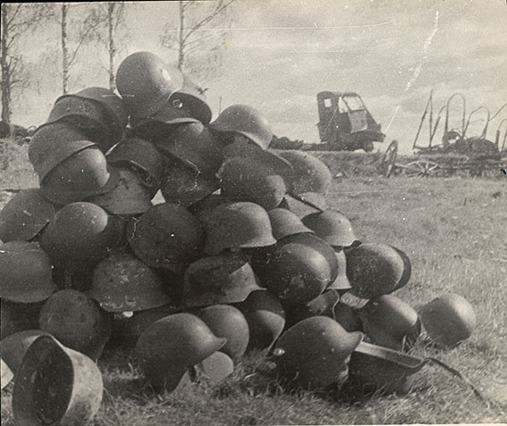 «Апофеоз войны». Недалеко от г.п. Толочина, освобожденного Красной Армией в 1944 году, Дитлов нашел множество немецких касок, сложил их горкой и сфотографировал