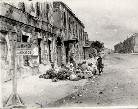 В освобожденном г. Могилеве. Июнь 1944 г. Автор: А. Дитлов
