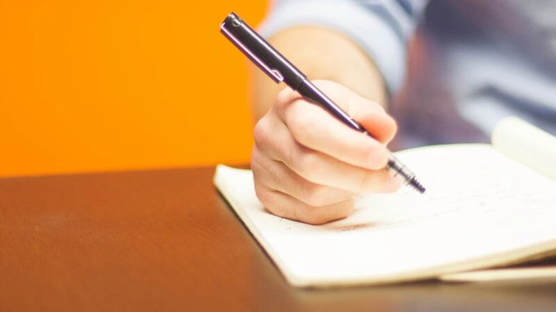     Мужчина пишет, ручка. СС0