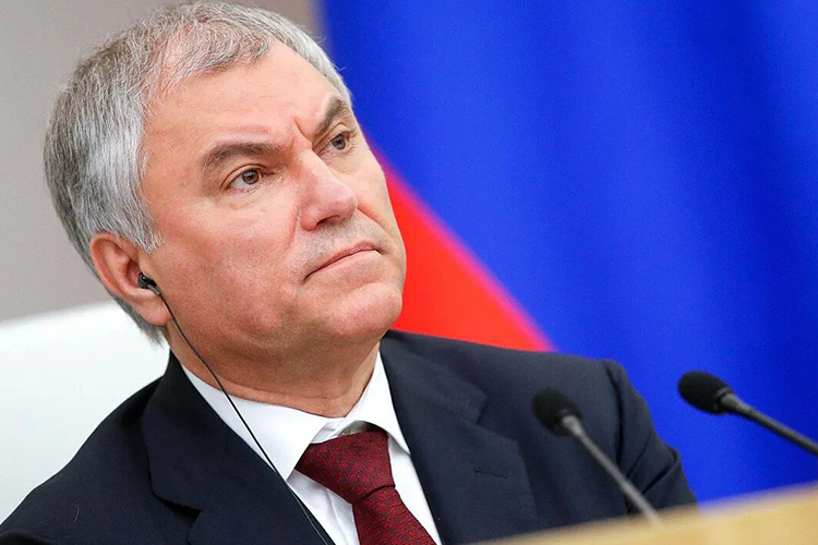   Ранее Рособрнадзор предлагал, что для сдачи детям необходимо будет правильно выполнить 30% работы. За такое решение ведомство критиковал спикер Госдумы Вячеслав Володин.   
Фото: duma.gov.ru