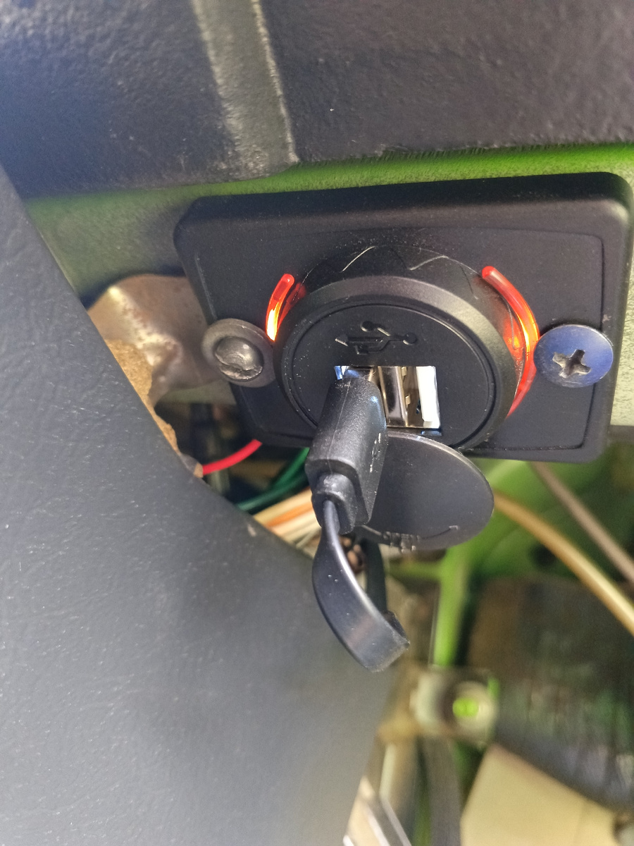 Розетка подключена и в нее подключен GPS -спидометр.