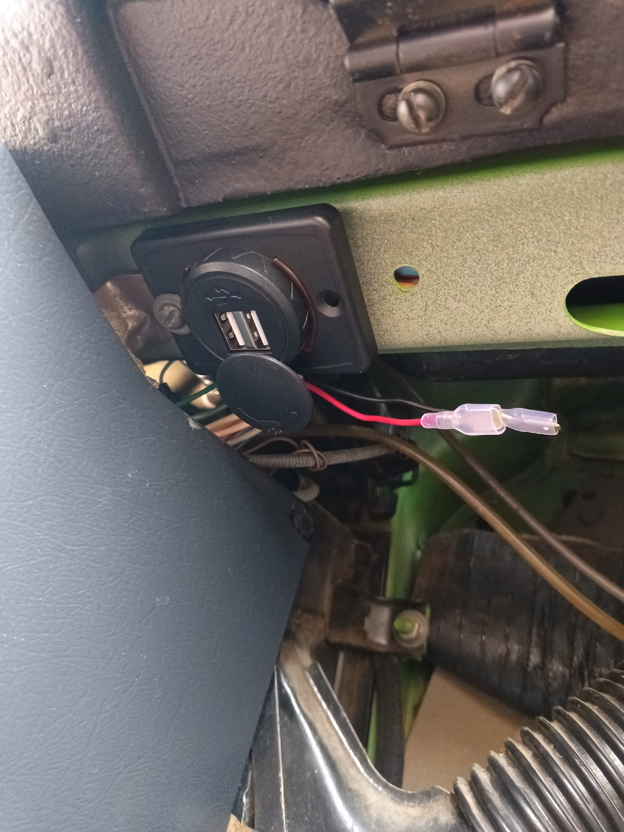 USB розетка на два входа.