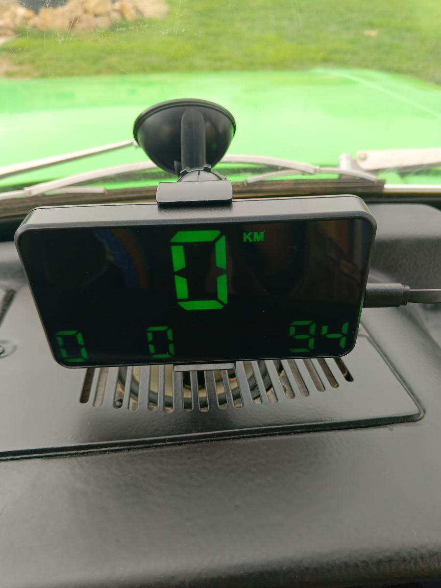 GPS-спидометр с зелёной подсветкой подстать цвету автомобиля.