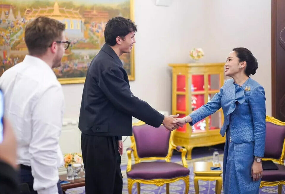    Соцсети Алекса Албона