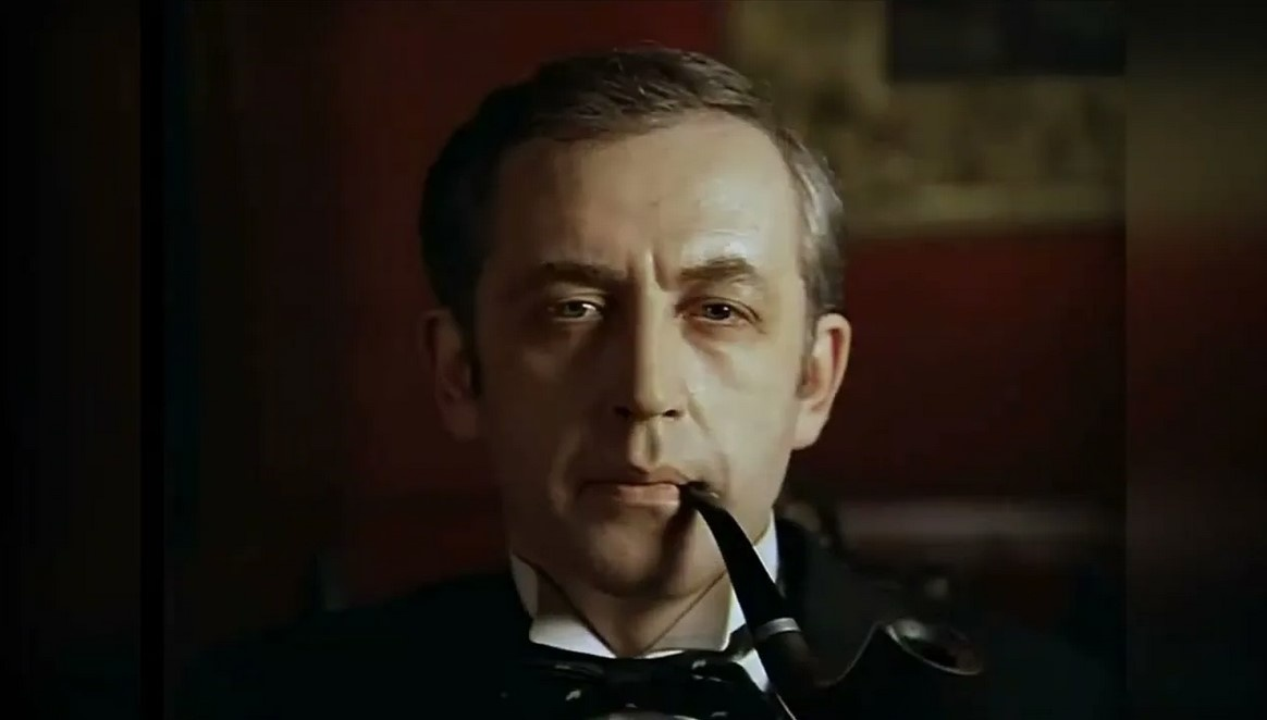 Актер Василий Ливанов в образе Шерлока Холмса