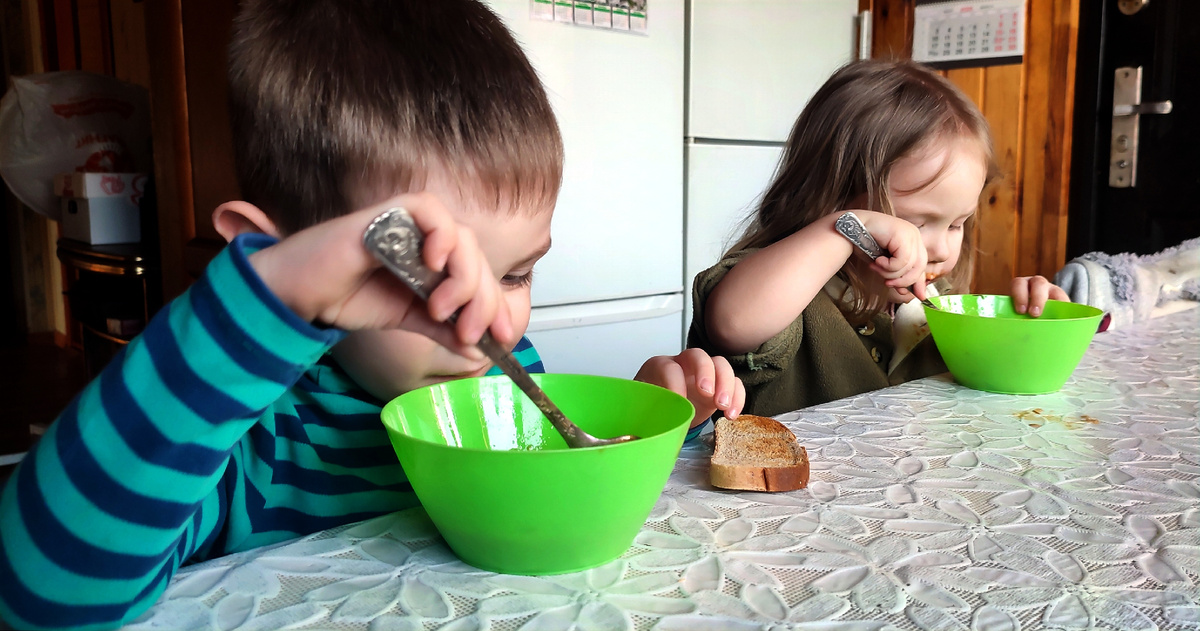 Супы они едят оба, главное не положить Диме в тарелку мясо. 
