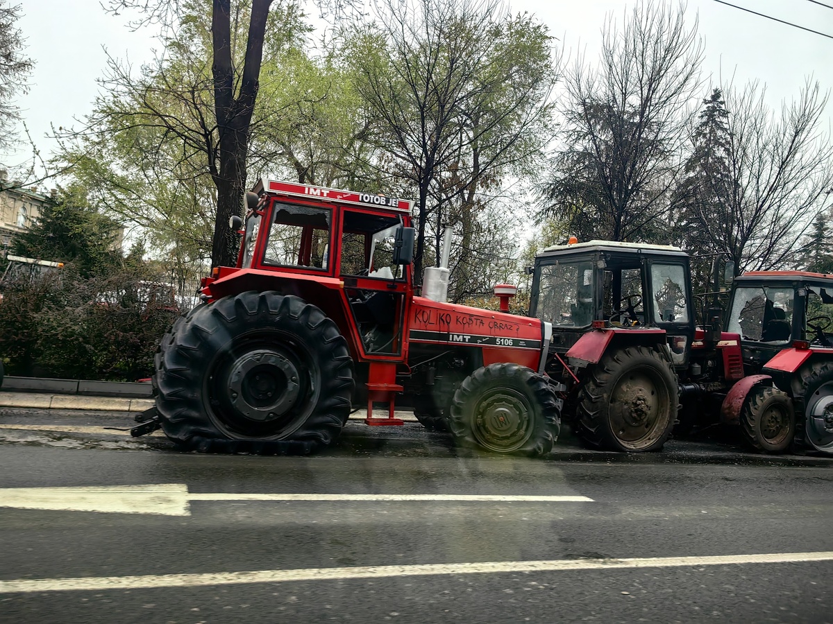 Трактор со спущеными шинами и разбитыми стеклами в центре Белграда.