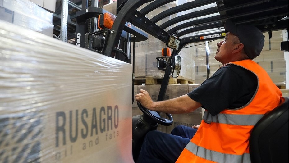    Отгрузка готовой упакованной продукции на заводе компании ЗАО "Самараагропромпереработка" (филиал компании "Русагро"). Автор фото: Егор Алеев / ТАСС